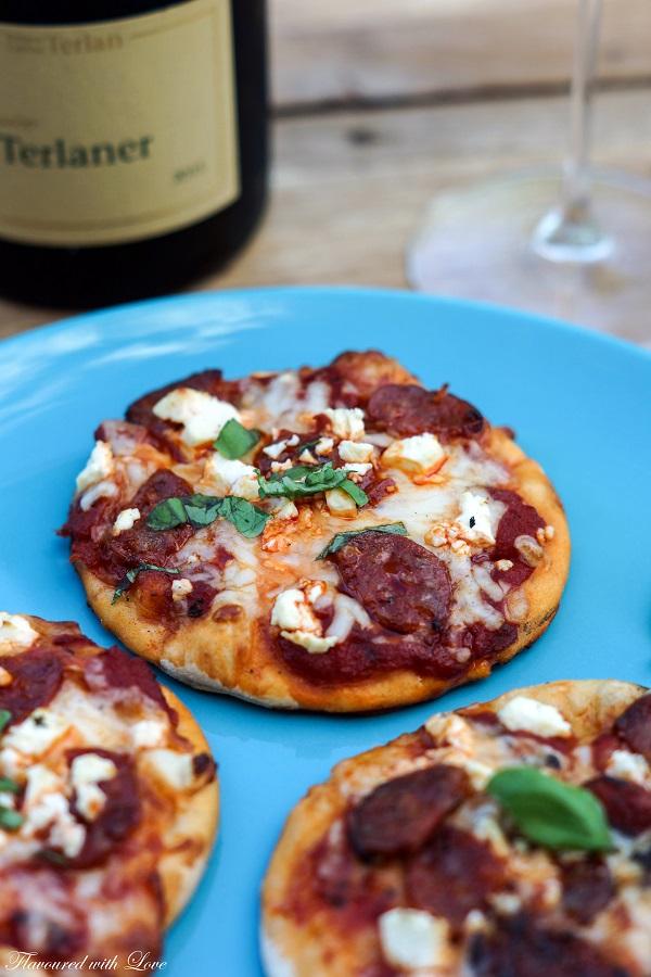 Rezeptbild: Mini-Pizzen mit Chorizo und Feta